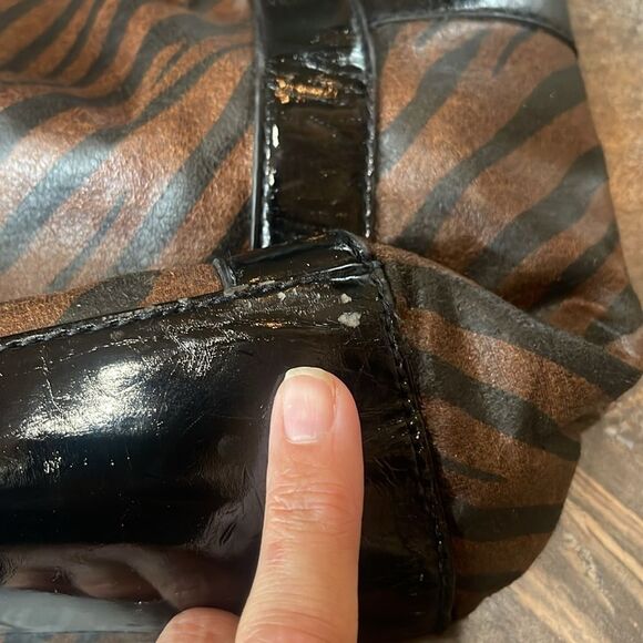 Sag Harbor Brown & Black Tiger Print Shoulder Bag - Picture 9 of 16